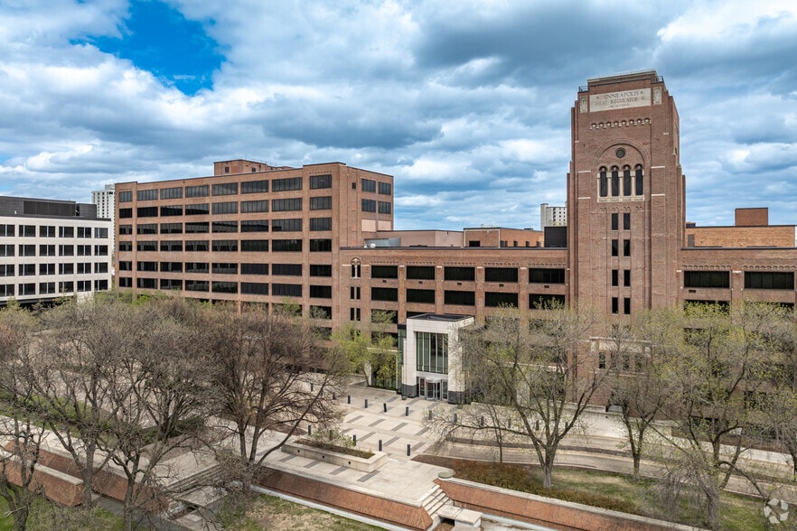 2701-2707 Wells Fargo Pky, Minneapolis, MN for lease - Building Photo - Image 2 of 9