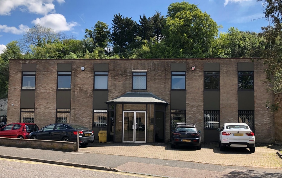 Redlands, Coulsdon for lease - Building Photo - Image 3 of 3
