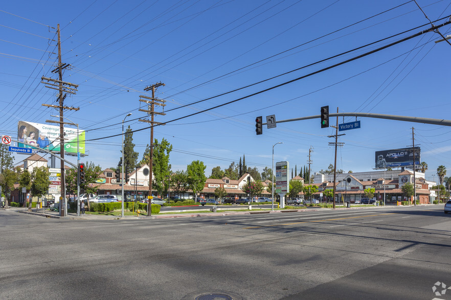 6411 Sepulveda Blvd, Van Nuys, CA for lease - Building Photo - Image 1 of 19