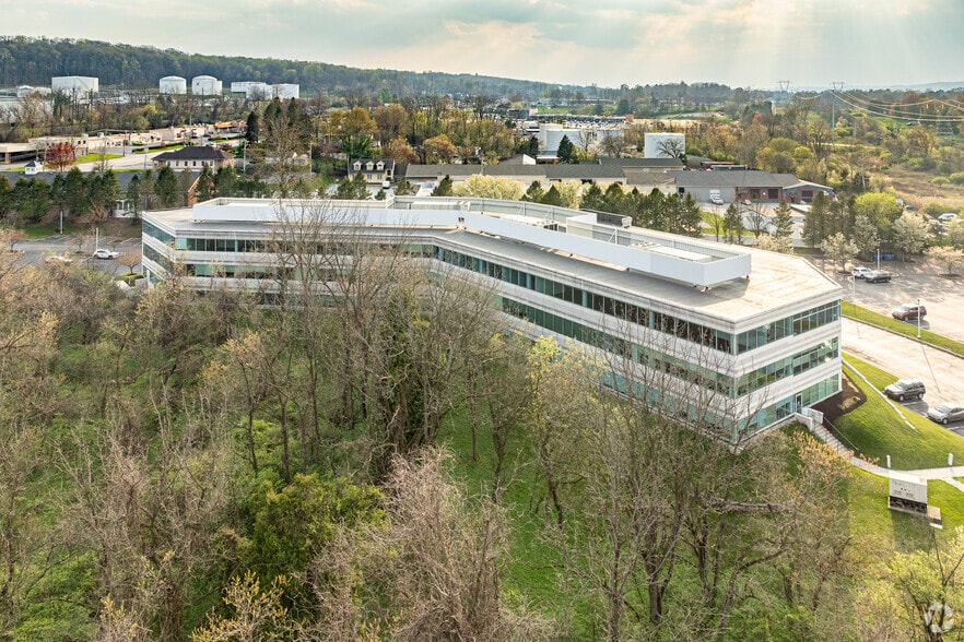 100 Deerfield Ln, Malvern, PA à louer - Photo du bâtiment - Image 3 de 13