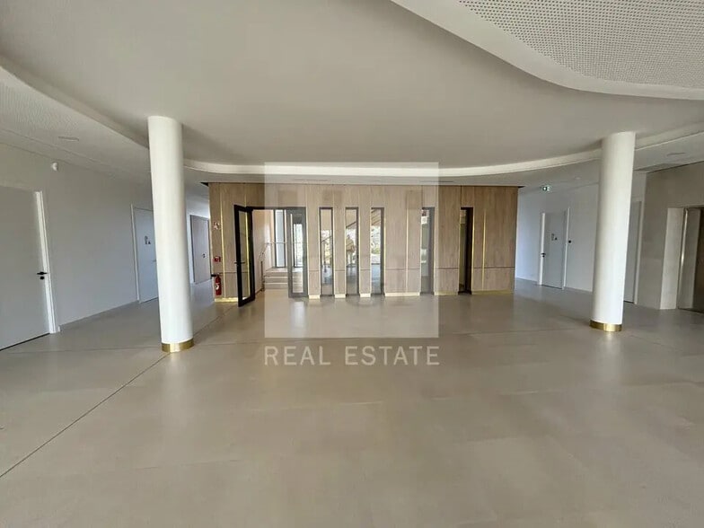 Office in Genas for lease - Lobby - Image 3 of 13