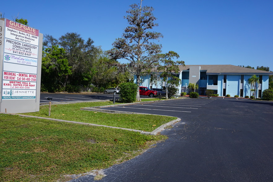 3231 Gulf Gate Dr, Sarasota, FL for lease - Building Photo - Image 2 of 9