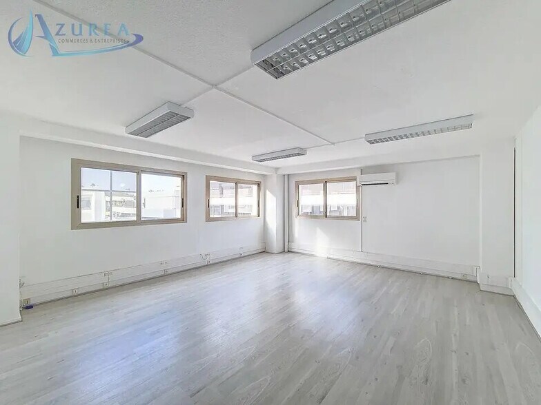 Office in Saint-Laurent-du-Var for lease - Interior Photo - Image 1 of 12