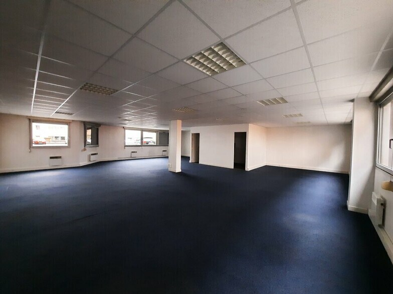 Office in Rouen for lease - Interior Photo - Image 2 of 6