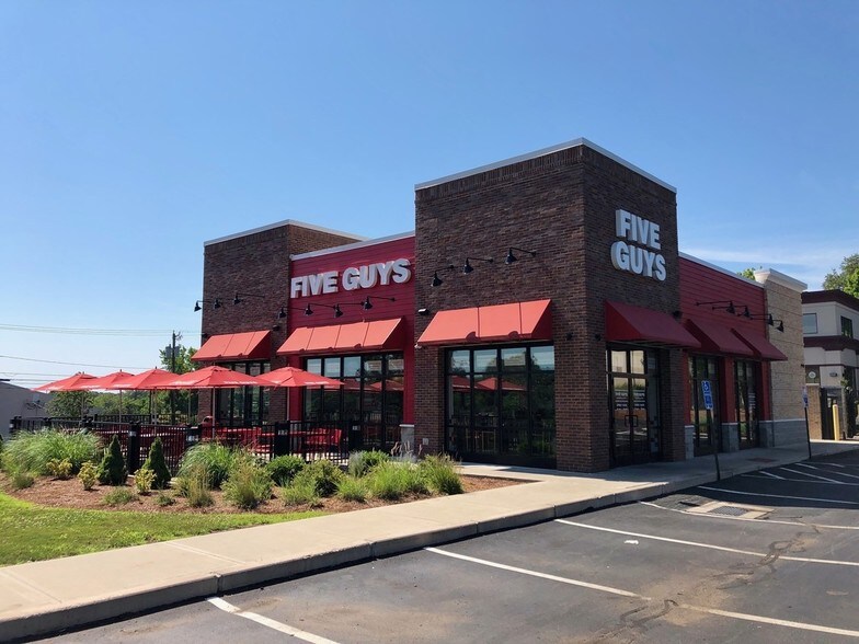 803-875 W Main St, Branford, CT à louer - Photo du bâtiment - Image 2 de 7