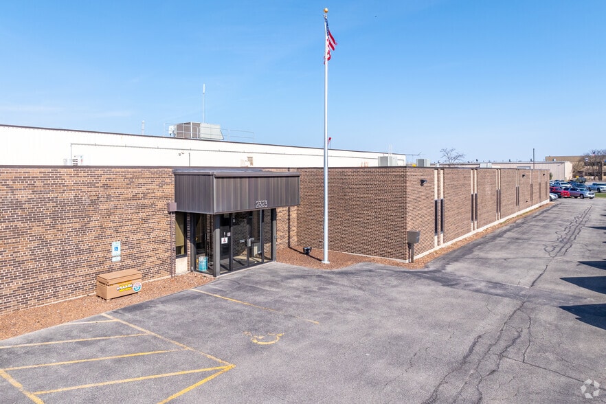 2323 N Roemer Rd, Appleton, WI for lease - Building Photo - Image 2 of 3