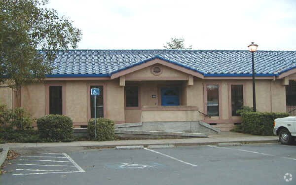 1496 Professional Dr, Petaluma, CA à louer - Photo du bâtiment - Image 3 de 8