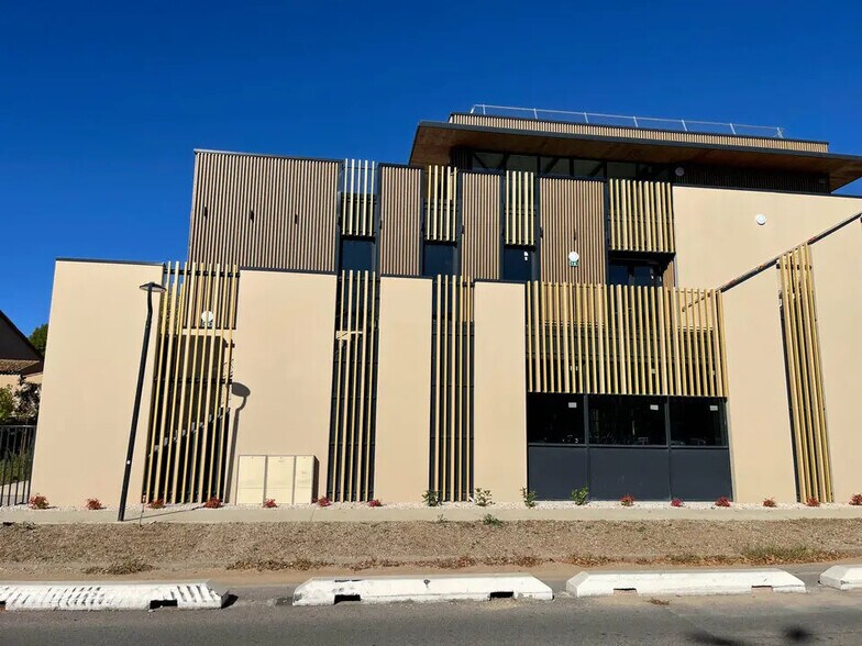 Commerce de détail dans Aubagne à louer - Photo du bâtiment - Image 1 de 3