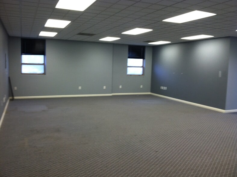 1711 Ginesi Dr, Freehold, NJ for lease - Building Photo - Image 3 of 7