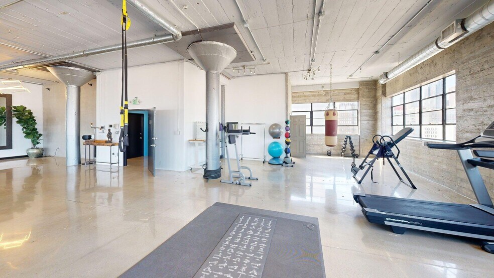 530 E 8th St, Los Angeles, CA à louer - Photo du bâtiment - Image 2 de 22