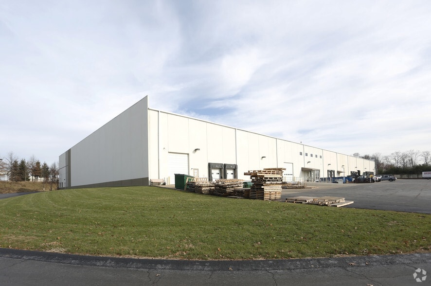 250 W Kensinger Dr, Cranberry Township, PA for lease - Building Photo - Image 3 of 8