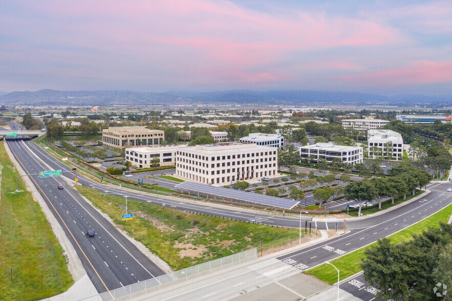 100 Pacifica, Irvine, CA à louer - Aérien - Image 2 de 7