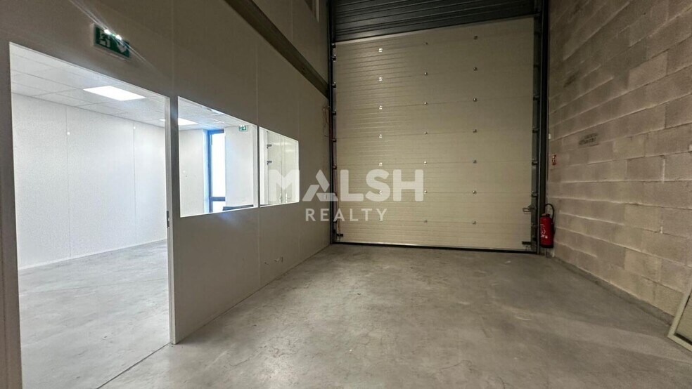 Flex in Beynost for lease - Interior Photo - Image 1 of 7