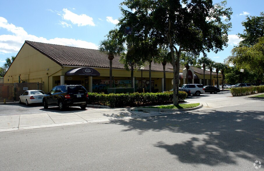 15503-15509 Bull Run Rd, Hialeah, FL à louer - Photo principale - Image 1 de 4