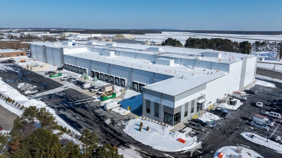 2100 Smithtown Ave, Ronkonkoma, NY à louer - Photo du bâtiment - Image 3 de 14