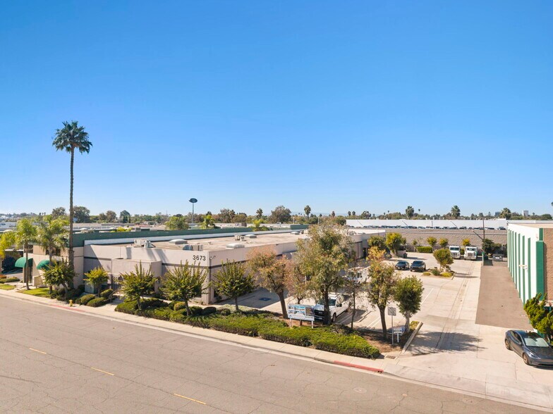 3673 N Industry Ave, Lakewood, CA à louer - Photo du bâtiment - Image 2 de 7