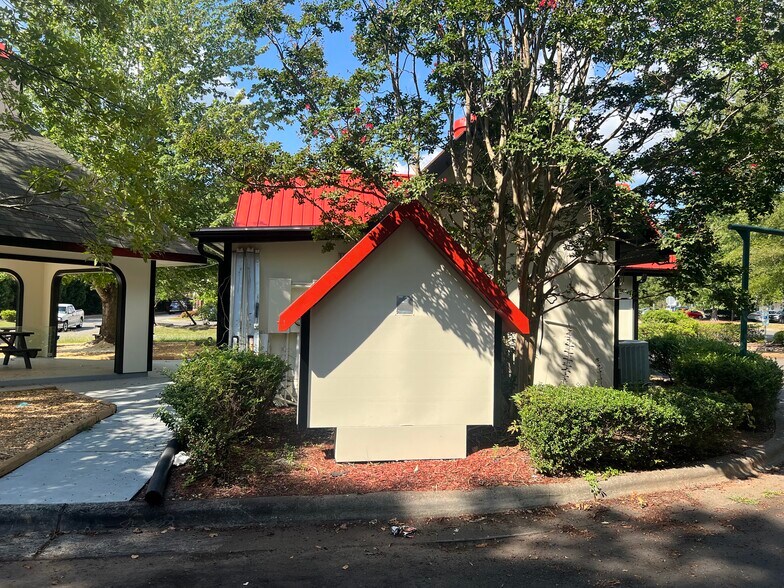 2110 Allendown Dr, Durham, NC à vendre - Photo du bâtiment - Image 2 de 18
