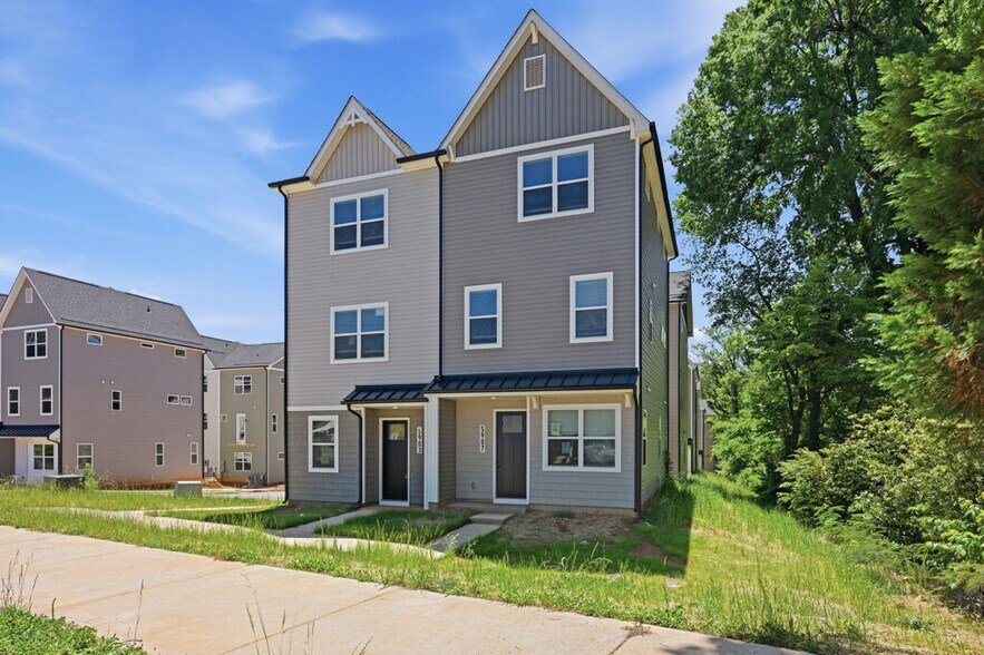 6112 Tuckaseegee Rd, Charlotte, NC à vendre - Photo du bâtiment - Image 2 de 4