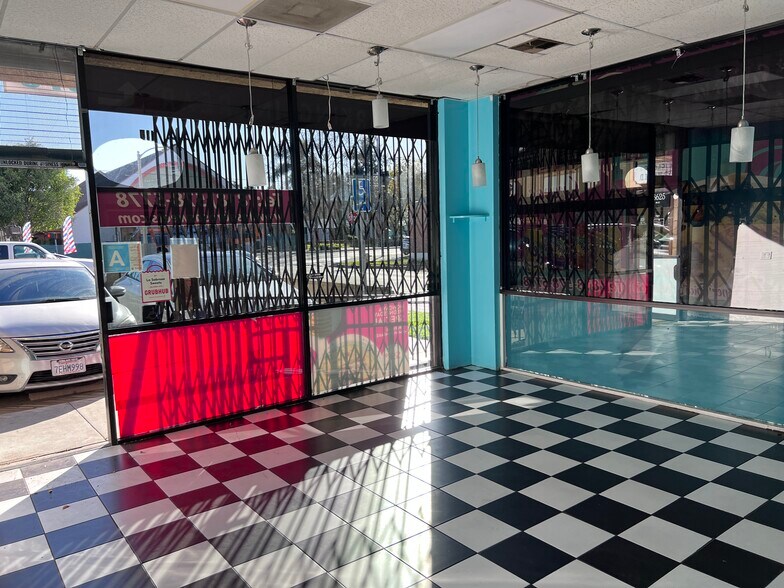 18625 Sherman Way, Reseda, CA à louer - Photo du bâtiment - Image 3 de 12