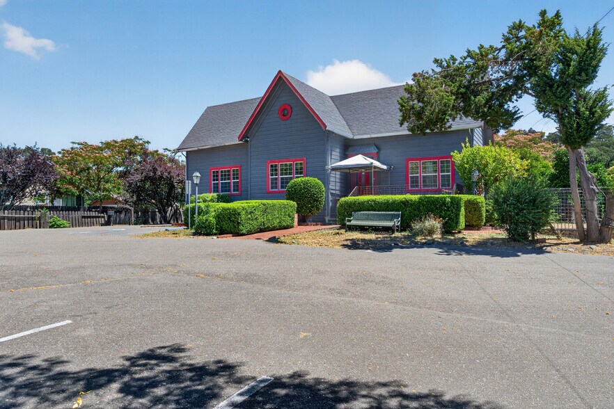 530 N Cloverdale Blvd, Cloverdale, CA à vendre - Photo du bâtiment - Image 3 de 120