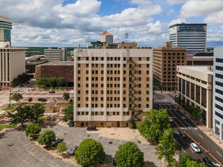 111 W Douglas Ave, Wichita, KS à vendre - Photo du bâtiment - Image 2 de 24