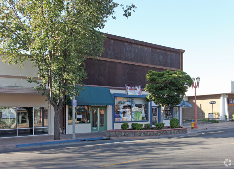 136-142 E Tulare St, Dinuba, CA à vendre - Photo principale - Image 1 de 1