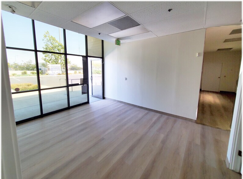 521-529 S State College Blvd, Fullerton, CA à louer - Photo du bâtiment - Image 2 de 12