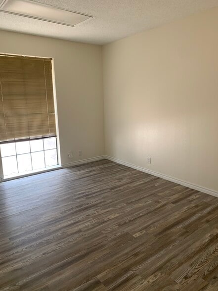 825 John Ben Shepperd Pky, Odessa, TX à louer - Photo du bâtiment - Image 3 de 9