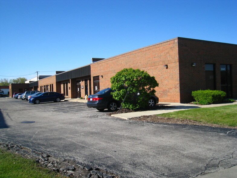 3645-3677 Woodhead Dr, Northbrook, IL à louer - Photo du bâtiment - Image 1 de 2