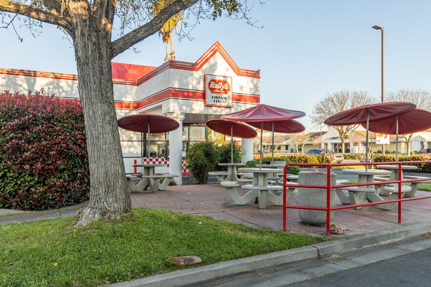 2310 W Cleveland Ave, Madera, CA à vendre - Photo du bâtiment - Image 3 de 11