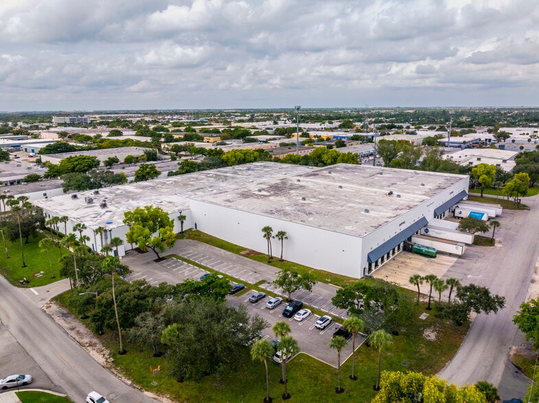 5255 NW 159th St, Miami Lakes, FL à louer - Photo du bâtiment - Image 1 de 4