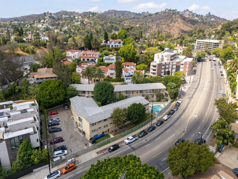 2131 N Cahuenga Blvd, Los Angeles, CA à vendre - Photo du bâtiment - Image 2 de 39