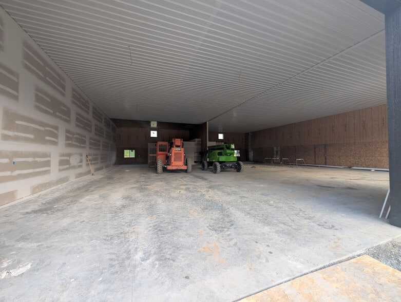 N7144 Bowers Rd, Elkhorn, WI for lease - Building Photo - Image 2 of 16