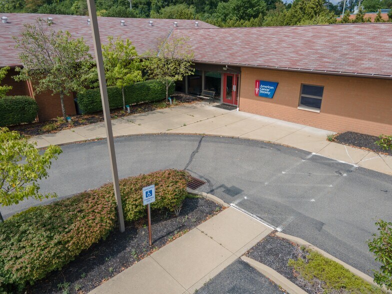320 Bilmar Dr, Pittsburgh, PA à vendre - Photo du bâtiment - Image 3 de 7