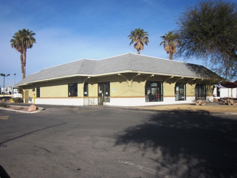 3229 Losee Rd, North Las Vegas, NV à vendre - Photo du bâtiment - Image 3 de 17