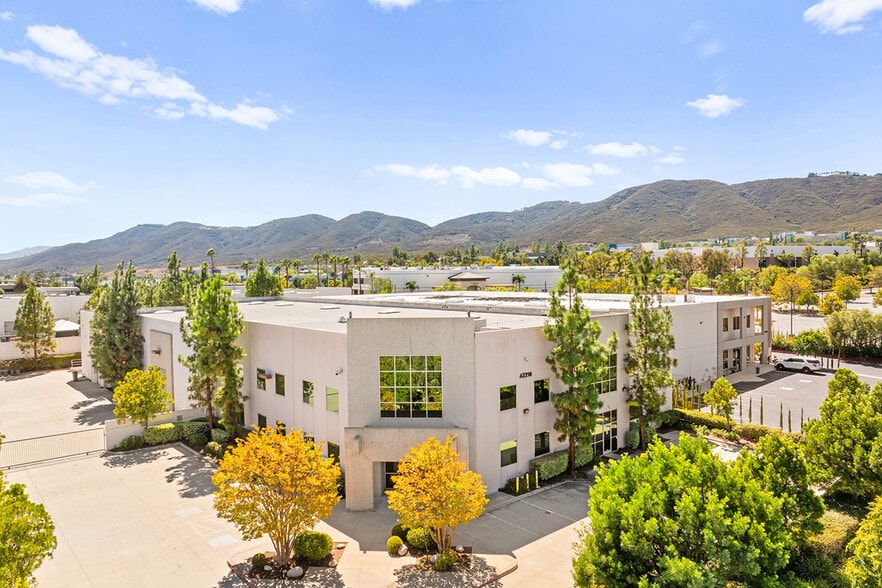 42210 Zevo Dr, Temecula, CA à vendre - Photo du bâtiment - Image 2 de 23