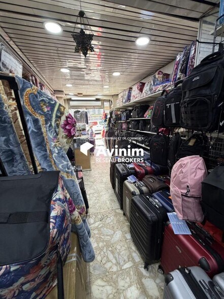 Retail in Paris for lease - Interior Photo - Image 2 of 3