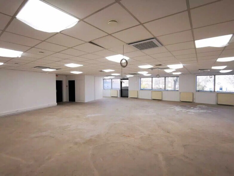 Flex in Évry-Courcouronnes for lease - Building Photo - Image 2 of 8