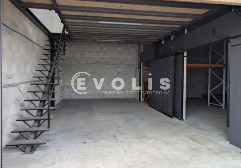 Flex in SAINT-JEAN-D'ILLAC for lease - Interior Photo - Image 2 of 2