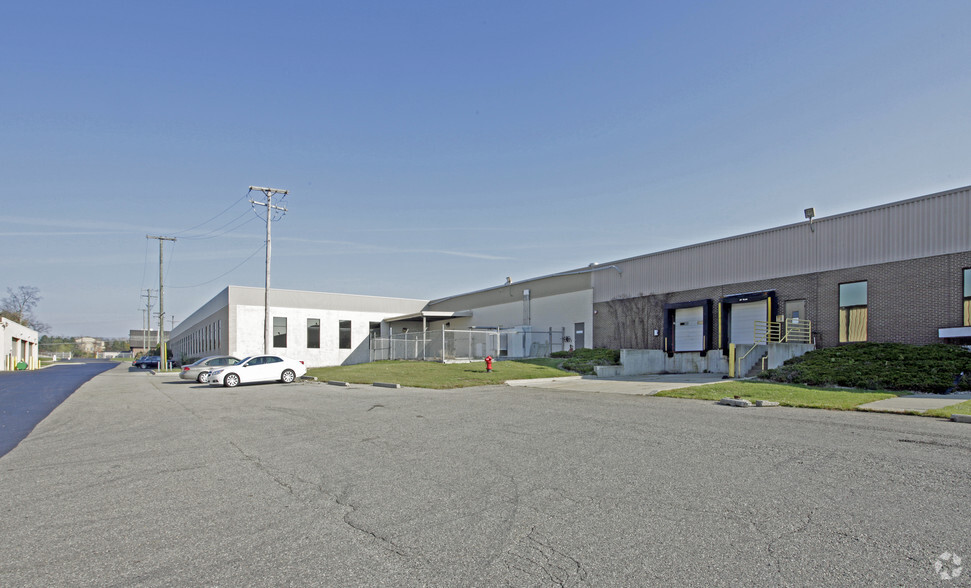 43043-43045 W 9 Mile Rd, Novi, MI for lease - Building Photo - Image 2 of 4