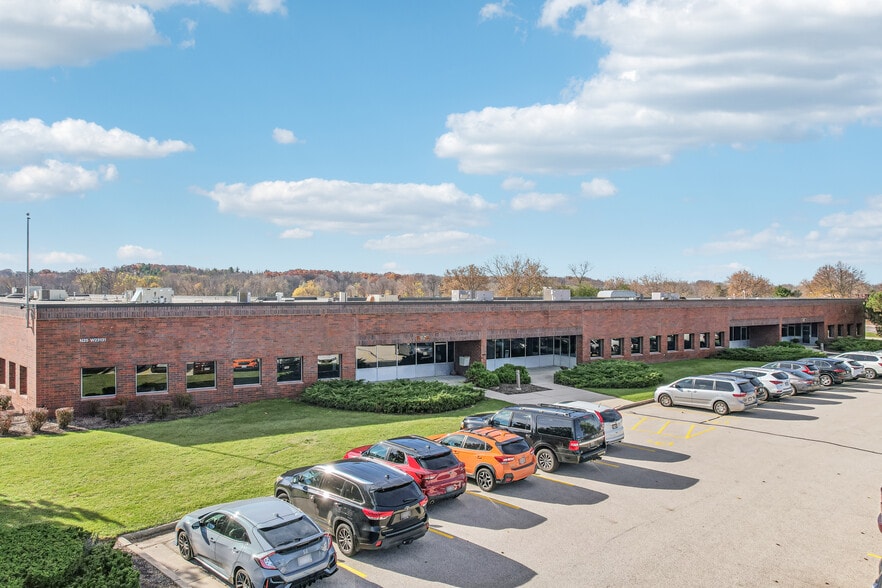 N25W23131 Paul Rd, Pewaukee, WI for sale - Building Photo - Image 2 of 6