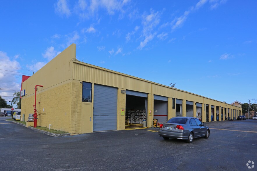 2450 S Military Trl, West Palm Beach, FL à louer - Photo du bâtiment - Image 3 de 4