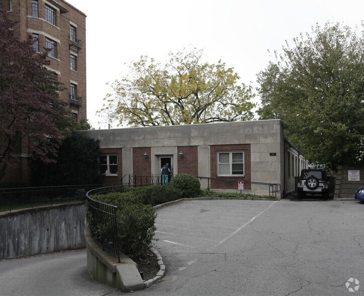130 Pondfield Rd, Bronxville, NY à vendre - Photo du bâtiment - Image 3 de 22