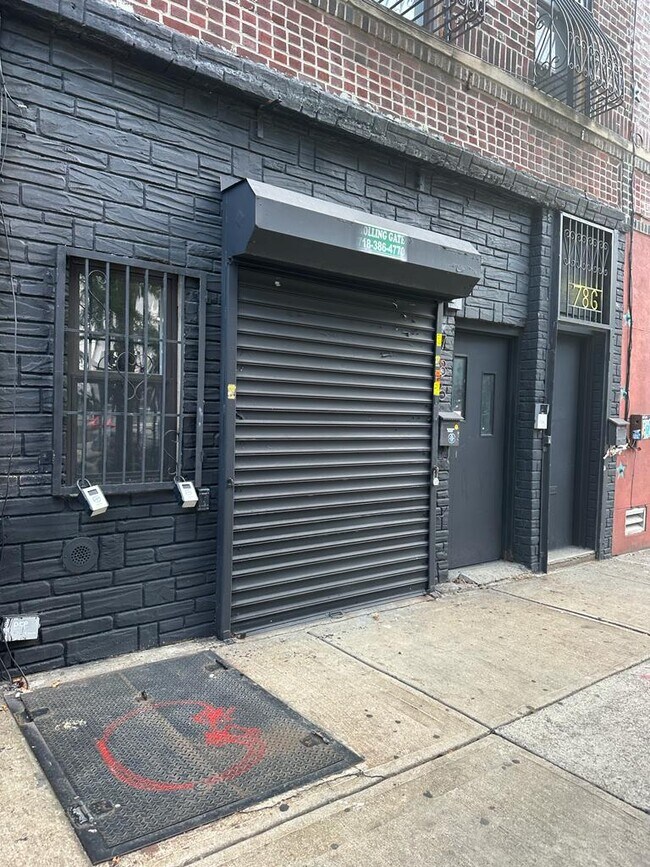Plus de détails pour 786 Knickerbocker Ave, Brooklyn, NY - Commerce de détail à louer