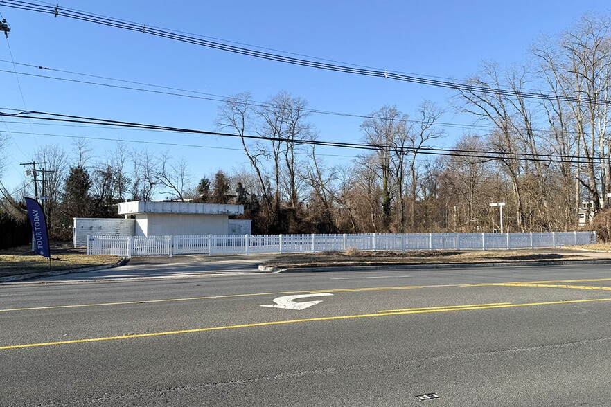 858 Shrewsbury Ave, Tinton Falls, NJ for lease - Primary Photo - Image 1 of 6