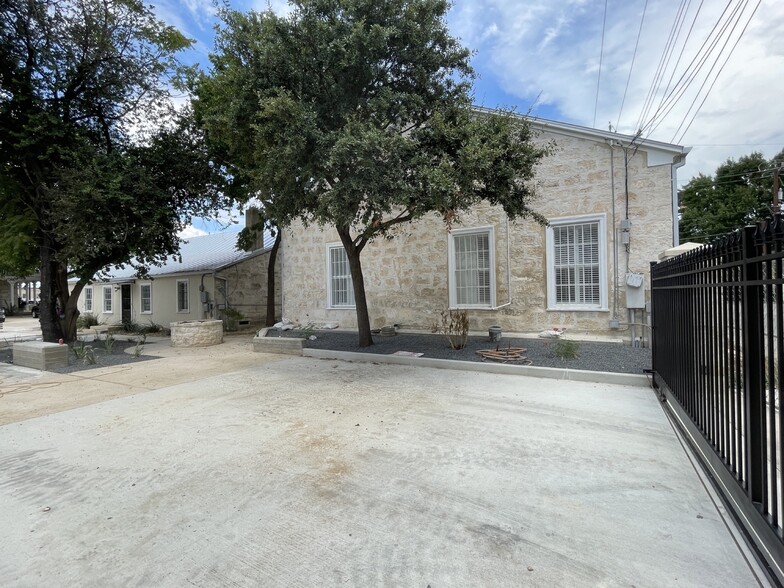 423 8th St, San Antonio, TX for lease - Building Photo - Image 1 of 17