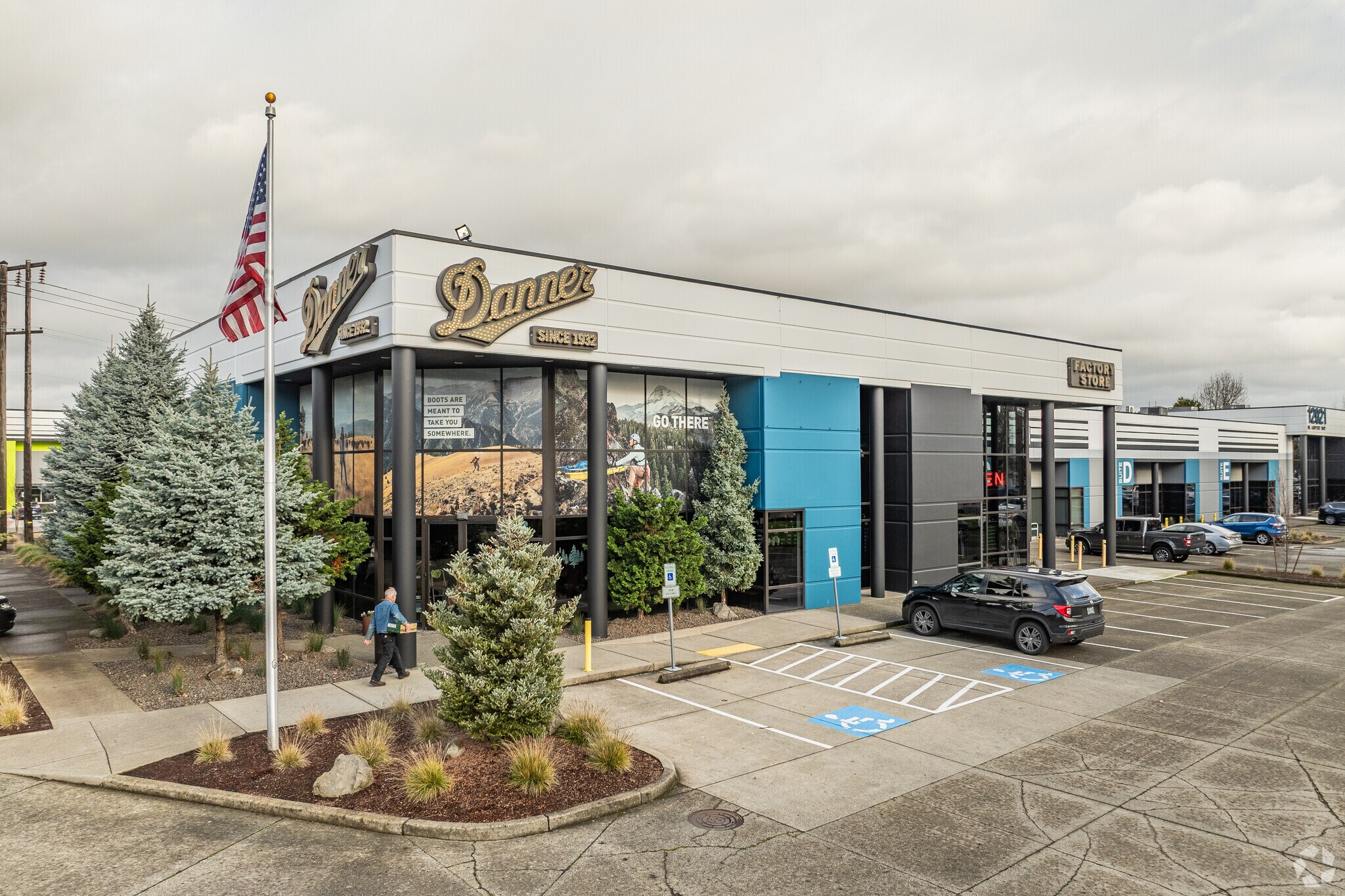 12021 NE Airport Way, Portland, OR à louer Photo principale- Image 1 de 8