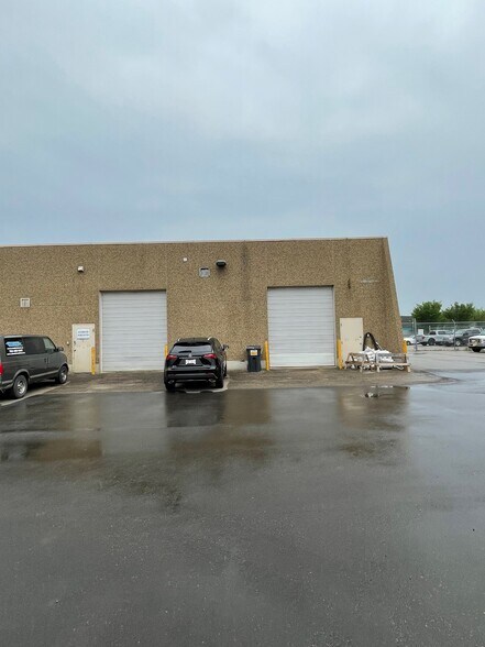 15330 123 Av NW, Edmonton, AB à vendre - Photo du bâtiment - Image 2 de 13