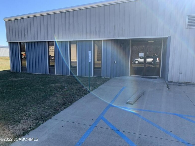 110 W Industrial Rd, Fulton, MO for lease - Building Photo - Image 1 of 3