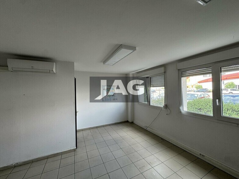 Flex in Décines-Charpieu for lease - Interior Photo - Image 3 of 8